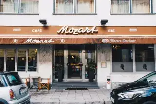 210113_cafe-mozart-außen.jpg Das Café Mozart am Sendlinger Tor