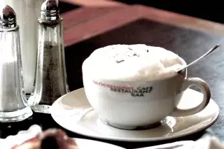 210113_kaffee-cappuccino-cafe-glockenspiel Cappuccino im Café Glockenspiel