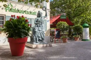 Münchner nennen diesen Biergarten "die Wawi" - der Biergarten der Waldwirtschaft. Münchner nennen diesen Biergarten "die Wawi" - der Biergarten der Waldwirtschaft.
