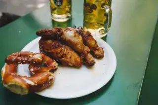 Biergarten Klassiker am Chinaturm: Halbes Hendl, Brezn und Helles Bier. Biergarten Klassiker am Chinaturm: Halbes Hendl, Brezn und Helles Bier.