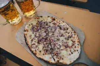 Biergarten Klassiker: Flammkuchen und Bier im Hofbräukeller am Wiener Platz. Biergarten Klassiker: Flammkuchen und Bier im Hofbräukeller am Wiener Platz.