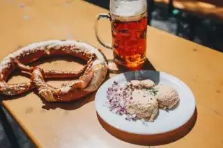 Biergarten Klassiker: Obazda mit Brezn und Bier beim Aumeister Biergarten Klassiker: Obazda mit Brezn und Bier beim Aumeister