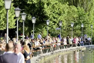 Der Biergarten vom Seehaus im Englischen Garten