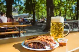 210114_spare-ribs-bier-biergarten_Mde-AnetteGöttlicher Essen & Trinken im Biergarten: Spareribs und eine Mass Helles Bier