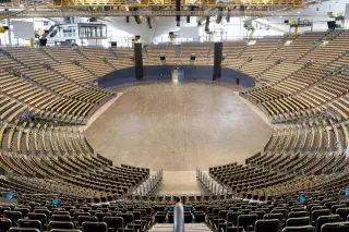 Leerer Zuschauerraum mit Sitzreihen in der Olympiahalle im Olympiapark München