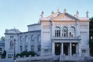 Das Prinzregententheater - Außenaufnahme des Gebäudes mit Eingang