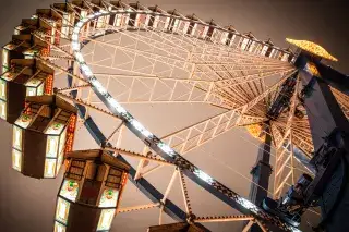 Die beleuchteten Gondeln des Riesenrad auf dem Oktoberfest
