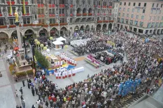 Panoramablick des Fronleichnam Gottesdienst auf dem Marienplatz Panoramablick des Fronleichnam Gottesdienst auf dem Marienplatz