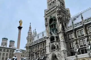 Der Münchner Marienplatz voller Schnee