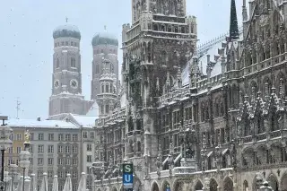 Der Münchner Marienplatz voller Schnee