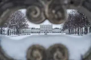 Schloss Nymphenburg fotografiert durch die Balustrade der Brücke Schloss Nymphenburg fotografiert durch die Balustrade der Brücke