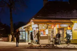 Der legendäre Kiosk an der Reichenbachbrücke nachts