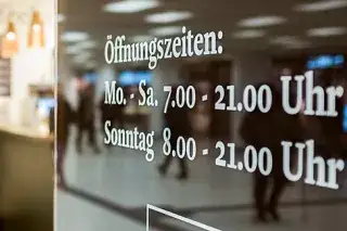 Schild der Öffnungszeiten im Hauptbahnhof Untergeschoss. Schild der Öffnungszeiten im Hauptbahnhof Untergeschoss.