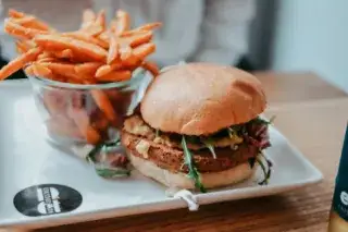 210129_burger-süßkartoffel-pommes-hamburgerei_Mde-LukasSchirmer Burger mit Süßkartoffel-Pommes von der Hamburgerei.
