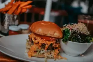 210129_essen-burger-lobster-bank-_Mde-LukasSchirmer Burger mit Salat im Restaurant Burger & Lobster Bank