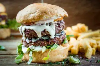 210129_essen-burger-ruffs-burger Saftiger Burger mit Pommes von Ruffs Burger