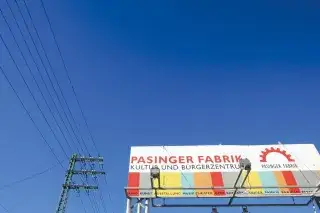 Schriftzug über dem Eingang des Bürger- und Kulturzentrums Pasinger Fabrik Schriftzug über dem Eingang des Bürger- und Kulturzentrums Pasinger Fabrik