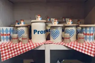 210201_souvenirladen-obacht_krüge-Mde-Marie-LycePlaschka Krüge im Souvenirladen Obacht