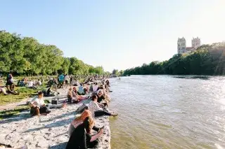 Münchner sonnen sich an den Isarauen.