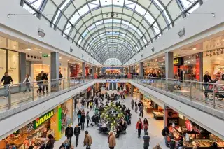 Großes Atrium im Olympia-Einkaufszentrum.