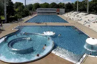 Überblick über die Schwimmbecken im Freibad Dantebad