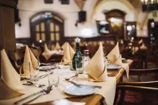 Gedeckte Tische im Ratskeller Gedeckte Tische im Ratskeller