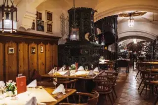 Tische am Kachelofen im Ratskeller Tische am Kachelofen im Ratskeller
