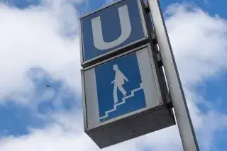 Haltestelle mit U-Bahn Schild Haltestelle mit U-Bahn Schild