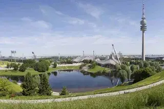 Blick über den Olympiapark vom Olympiaberg