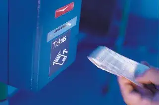 Gültige Fahrkarte des MVV wird an einem Stempelautomat entwertet. Gültige Fahrkarte des MVV wird an einem Stempelautomat entwertet.