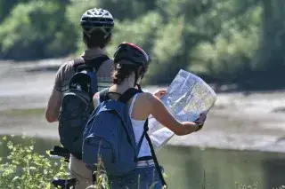 Radfahrer checken beim Fahrradausflug eine Karte