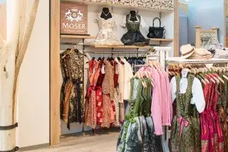210209_dirndl-abteilung_Moser-Trachten Dirndl-Abteilung im Geschäft Moser Trachten