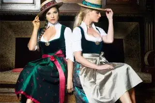 Frauen im edlen Dirndl aus Wildseide von Trachten Moser