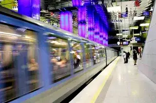 Bahnsteig an der U-Bahn Haltestelle Münchner Freiheit.