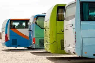 Bunte Reisebusse auf einem Parkplatz Bunte Reisebusse auf einem Parkplatz
