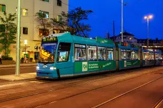 Tram 20 fährt am Abend nahe des Stachus