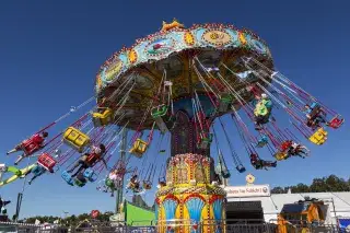 Fahrgeschäfte auf dem Oktoberfest: Der Wellenflieger Lechner Fahrgeschäfte auf dem Oktoberfest: Der Wellenflieger Lechner