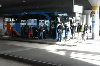 Menschen steigen in den Flixbus am ZOB - Zentraler Omnibusbahnhof Menschen steigen in den Flixbus am ZOB - Zentraler Omnibusbahnhof