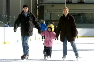 Familie beim Eislaufen im Prinzregentenstadion