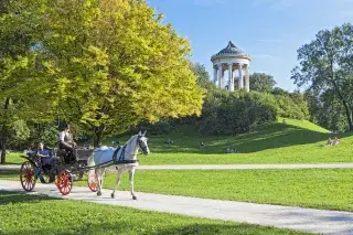 Pferdekutsche vor dem Monopteros im Englischen Garten