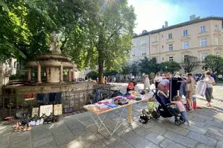 Hofflohmarkt im Lehel vor der Kirche St. Anna mit Ständen und Besucher*innen