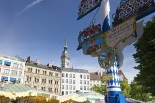 Der Maibaum auf dem Münchner Viktualienmarkt