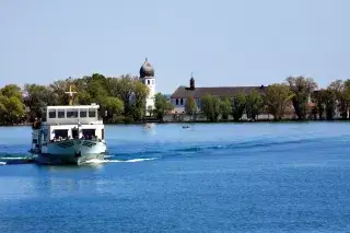 Schiff auf dem Chiemsee mit Fraueninsel im Hintergrund