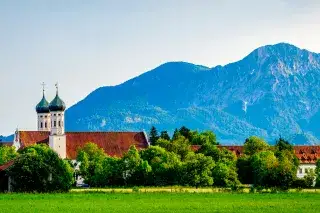 Kloster Benediktbeuern mit Benediktenwand Kloster Benediktbeuern mit Benediktenwand