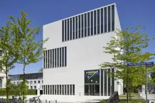 Das NS-Dokumentationszentrum am Max-Mannheimer-Platz von außen Das NS-Dokumentationszentrum am Max-Mannheimer-Platz von außen