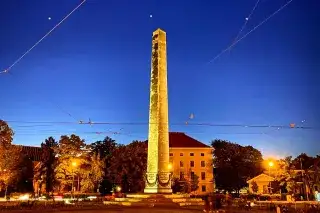 Karolinenplatz bei Nacht