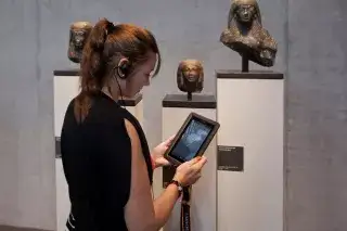 Eine Frau nutzt den Mobile Guide im Staatlichen Museum Ägyptischer Kunst Eine Frau nutzt den Mobile Guide im Staatlichen Museum Ägyptischer Kunst