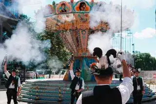 Böllerschießen vor dem Kettenkarussell beim Trachtival im Werksviertel