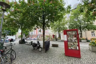 Ein Bücherschrank in Haidhausen.