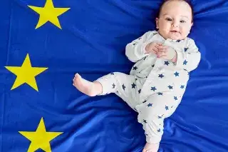 Ein Baby auf der Europa-Flagge